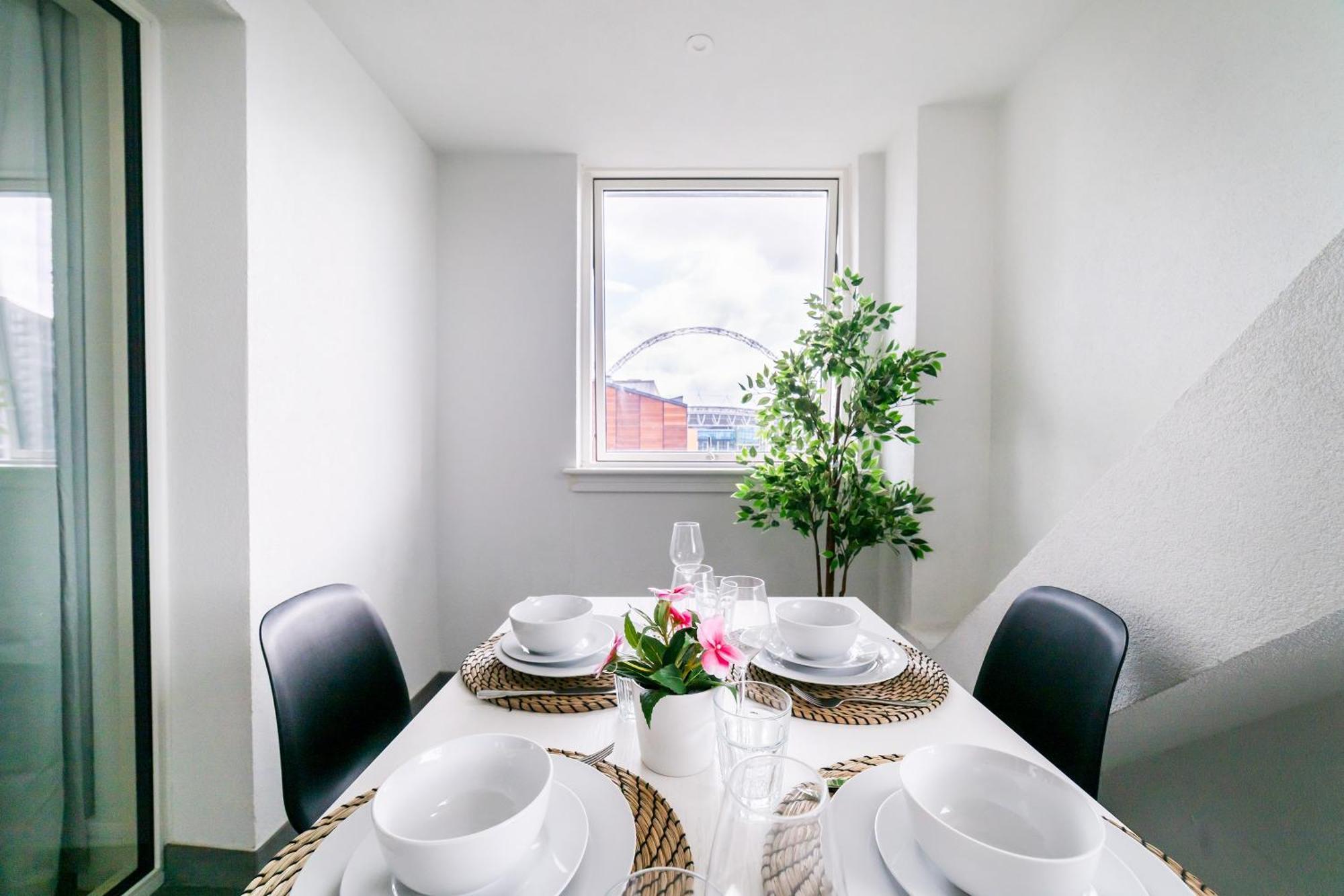 Stylish Retreats On Olympic Way Apartment Londra Exterior foto